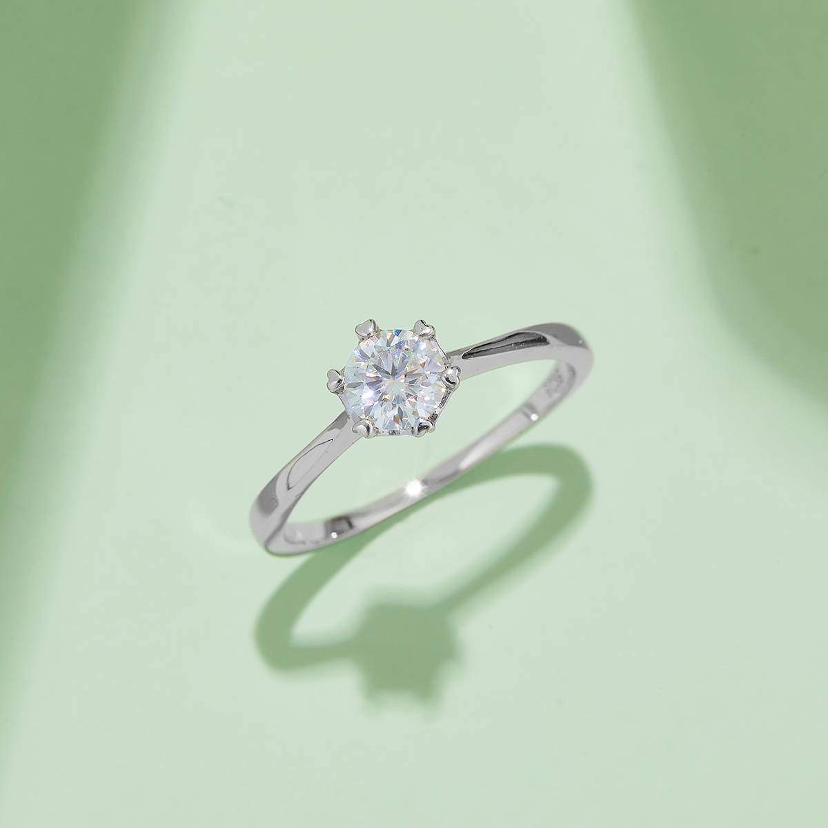 Straight arm sandwich six claw S925 silver plated platinum Moissanite women's ring 50 points D-grade